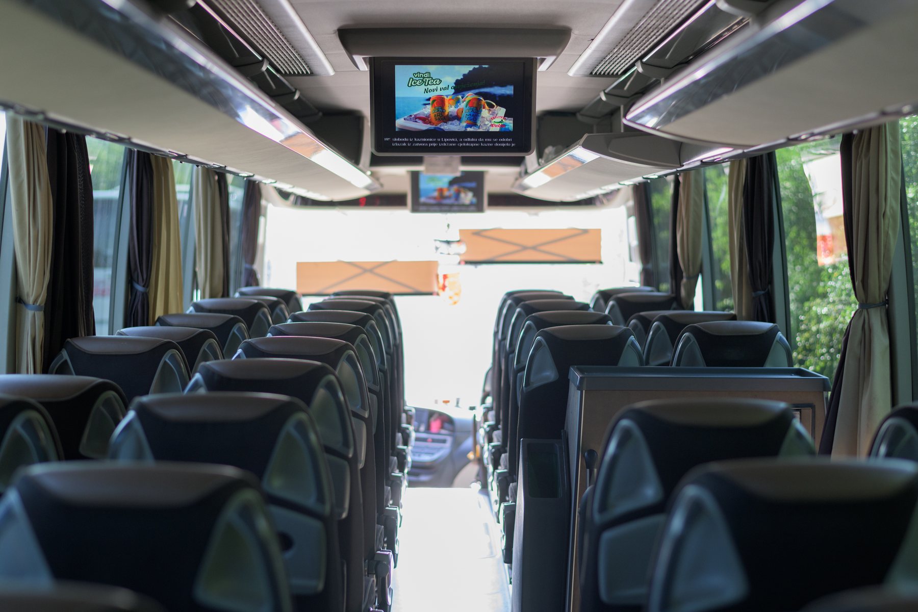 Ekran s oglasom u putničkom prostoru autobusa