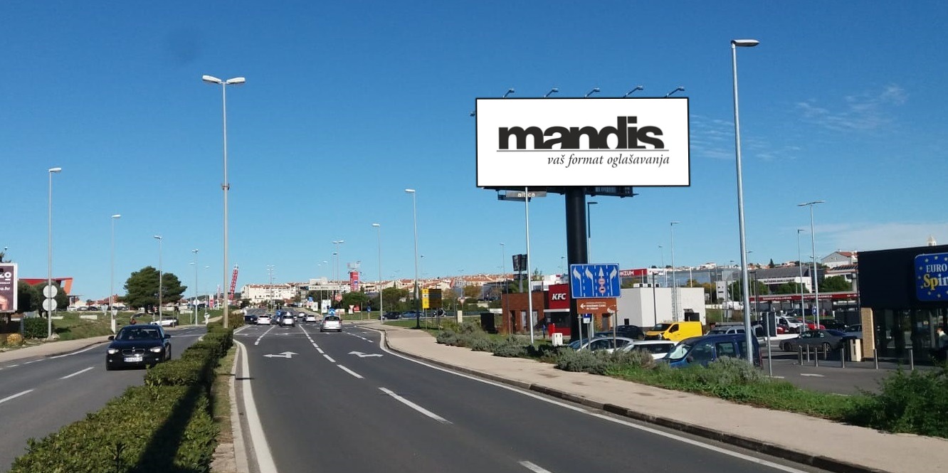 Osvijetljeni bigboard na Jadranskoj magistrali u Zadru