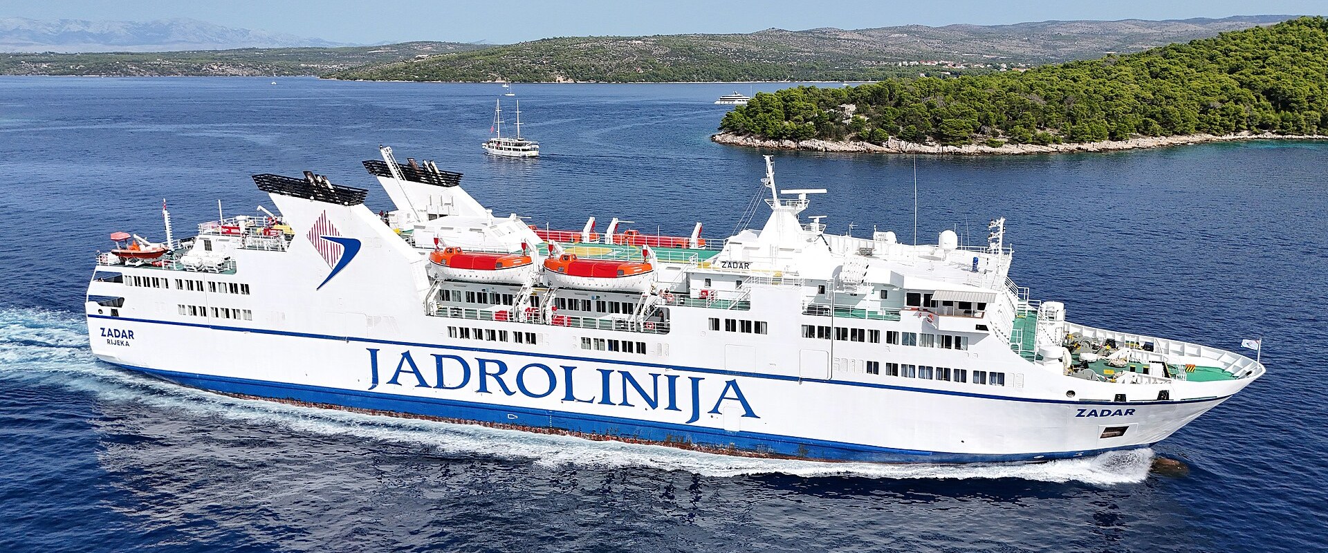 Trajekt Zadar Jadrolinije plovi uz otočnu obalu
