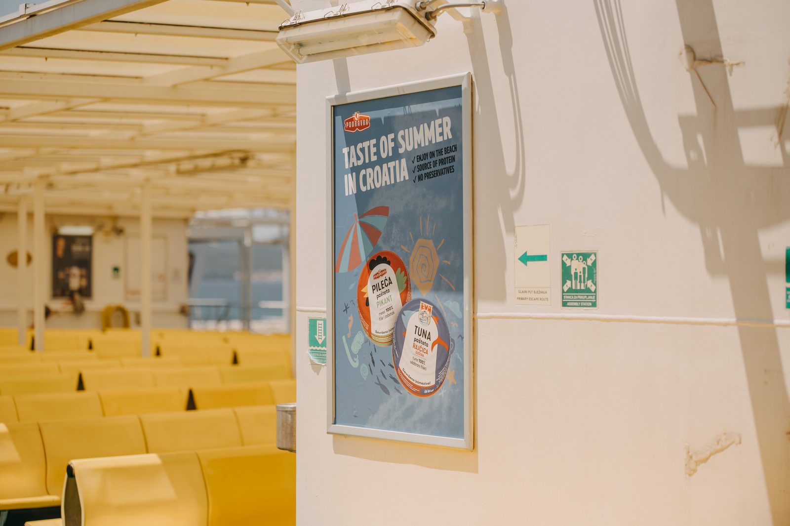 B1 plakat u zaštićenom aluminijskom okviru na trajektu